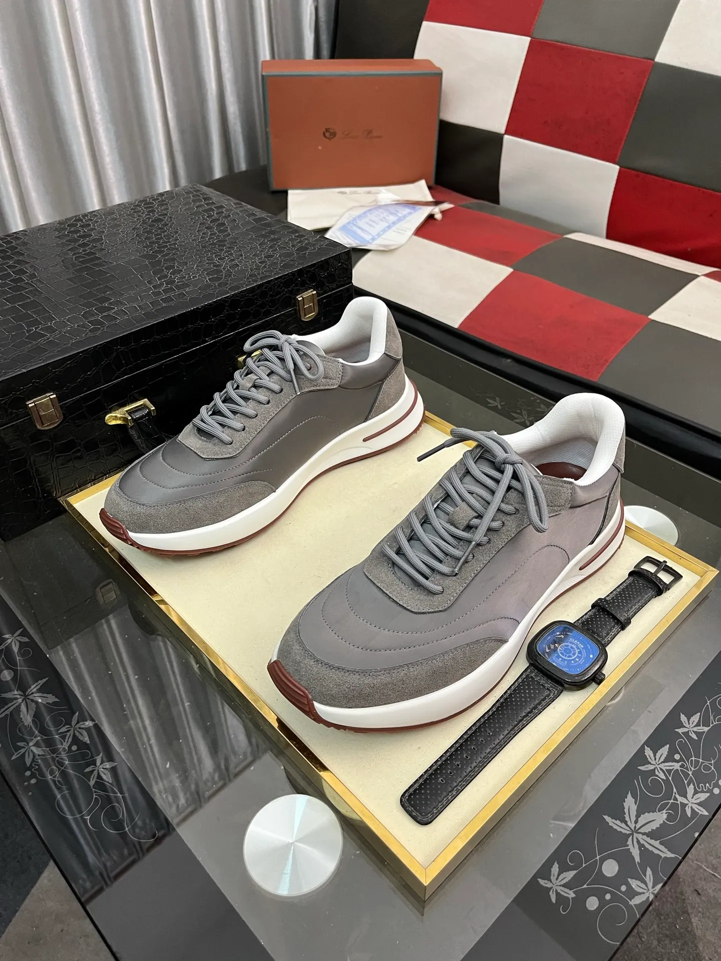 Men's shoes 💰458⌚️⌚️ Loro Pian* Loro Pian* casual shoes are made of cowhide frosted cowhide. Unique texture, simple and elegant, in line with Asian shoe lasts. Almond toe bar, apron style toe, drum-stitched upper. Same color stitching details. Slip-on style for easy on and off. Original color full cowhide lining. The insole is decorated with the 🈶️ brand logo. The original open-molded TPU raw rubber outsole. The soft rubber sole has super grip performance. Comfortable and casual style. You can create 🉑casual🉑formal urban style at will!  Code number: 38-44